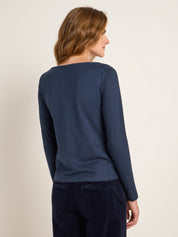 Frau trägt dunkelblaues Langarmshirt