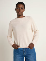 Frau in weißem Pullover und Jeans