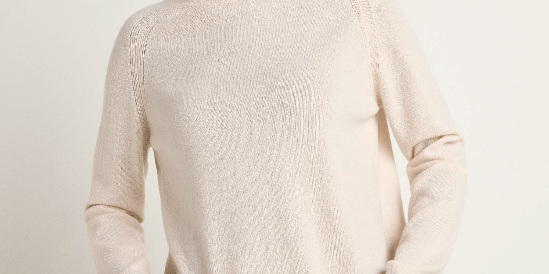 Frau in weißem Pullover und Jeans