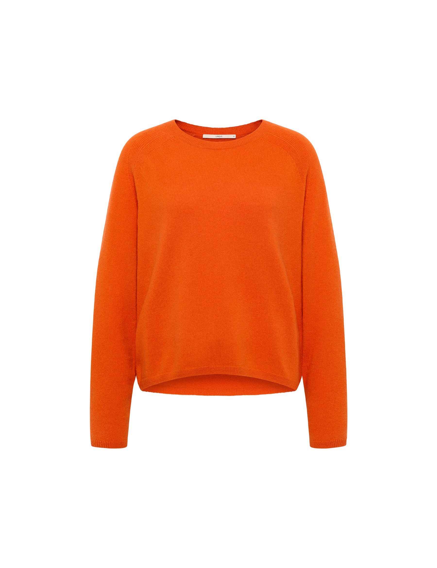 Oranger Pullover auf weißem Hintergrund