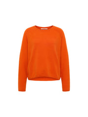 Oranger Pullover auf weißem Hintergrund