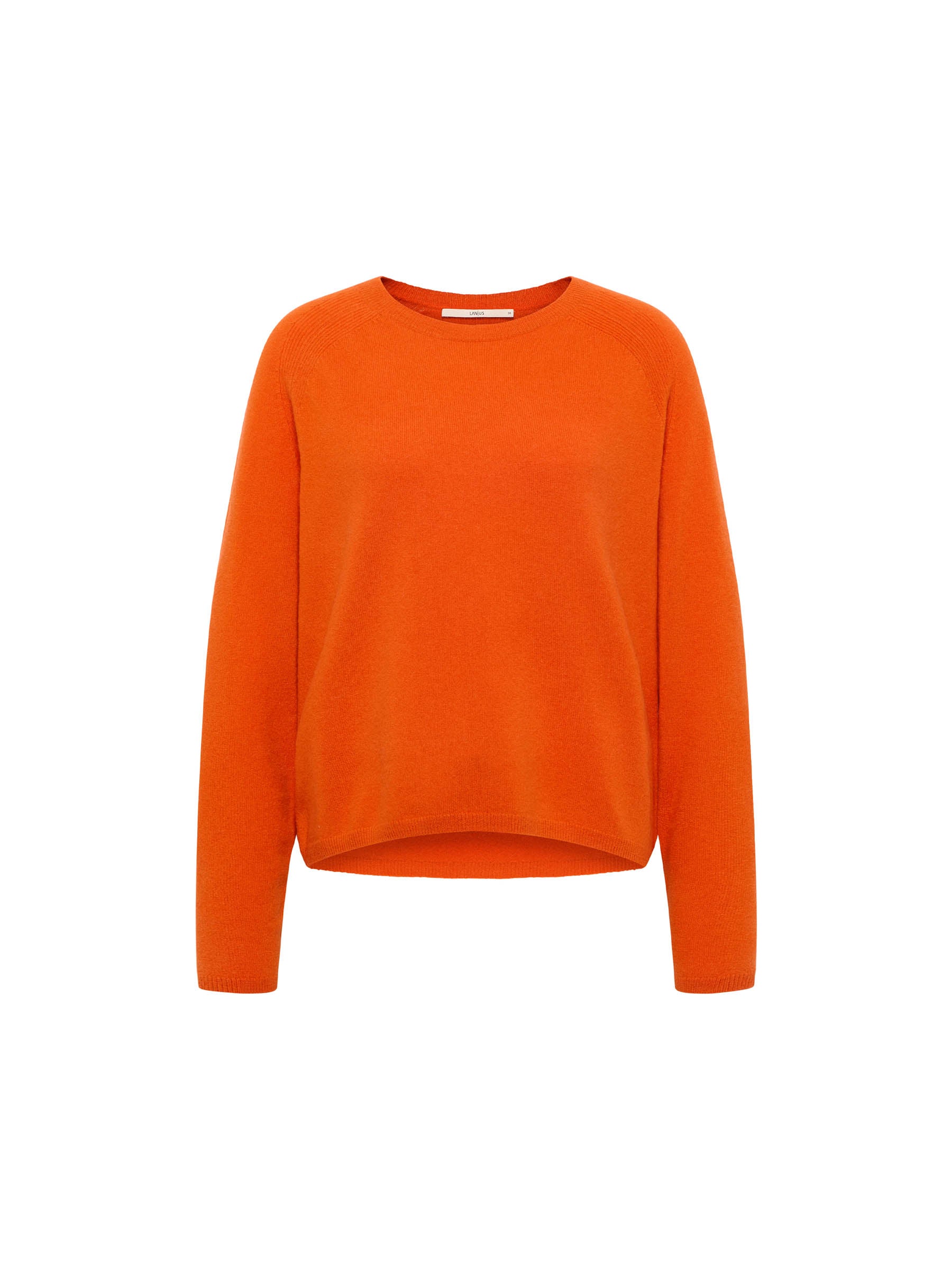 Oranger Pullover auf weißem Hintergrund