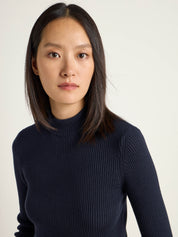 Frau in blauem Rollkragenpullover