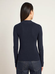 Frau in blauem Pullover von hinten