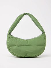Grüne Schultertasche auf weißem Hintergrund