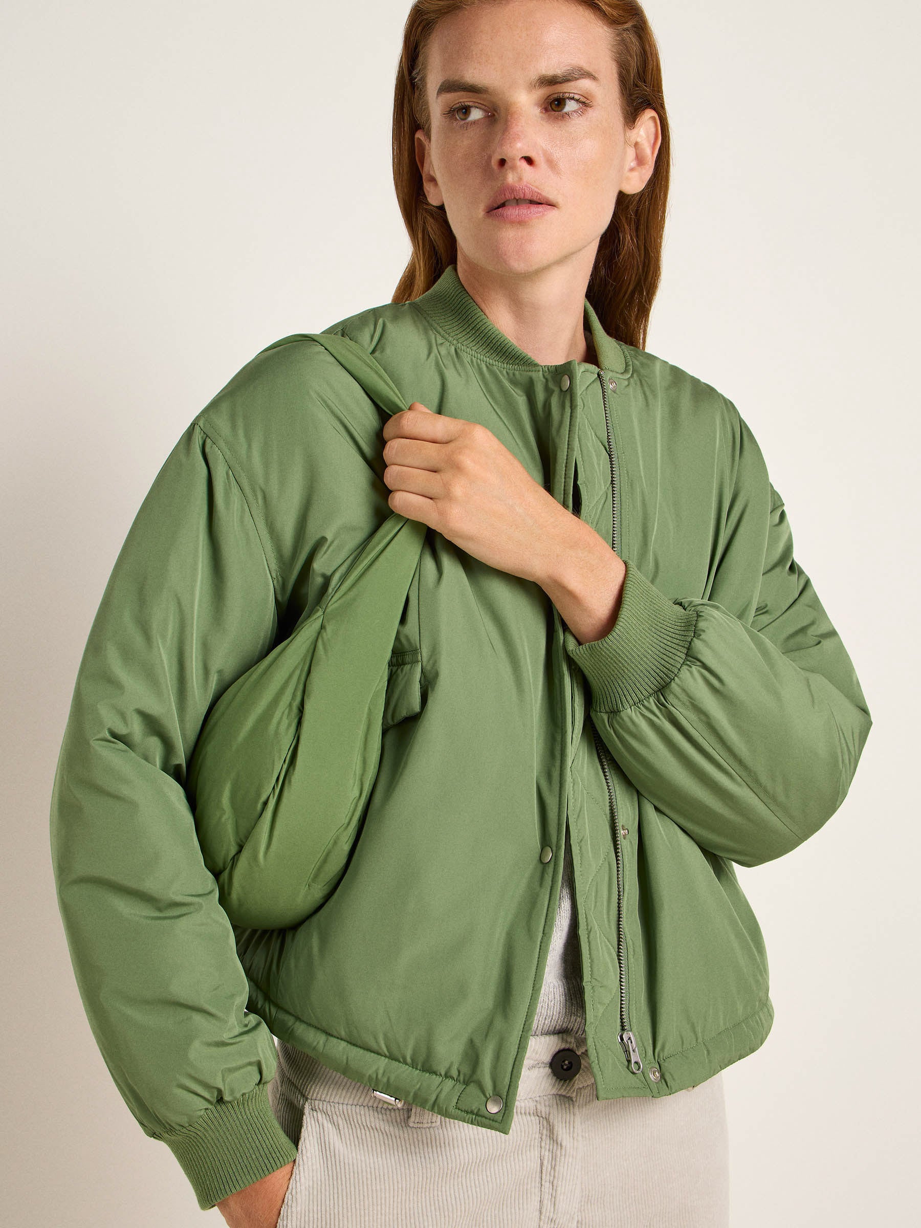 Mann in grüner Jacke posiert
