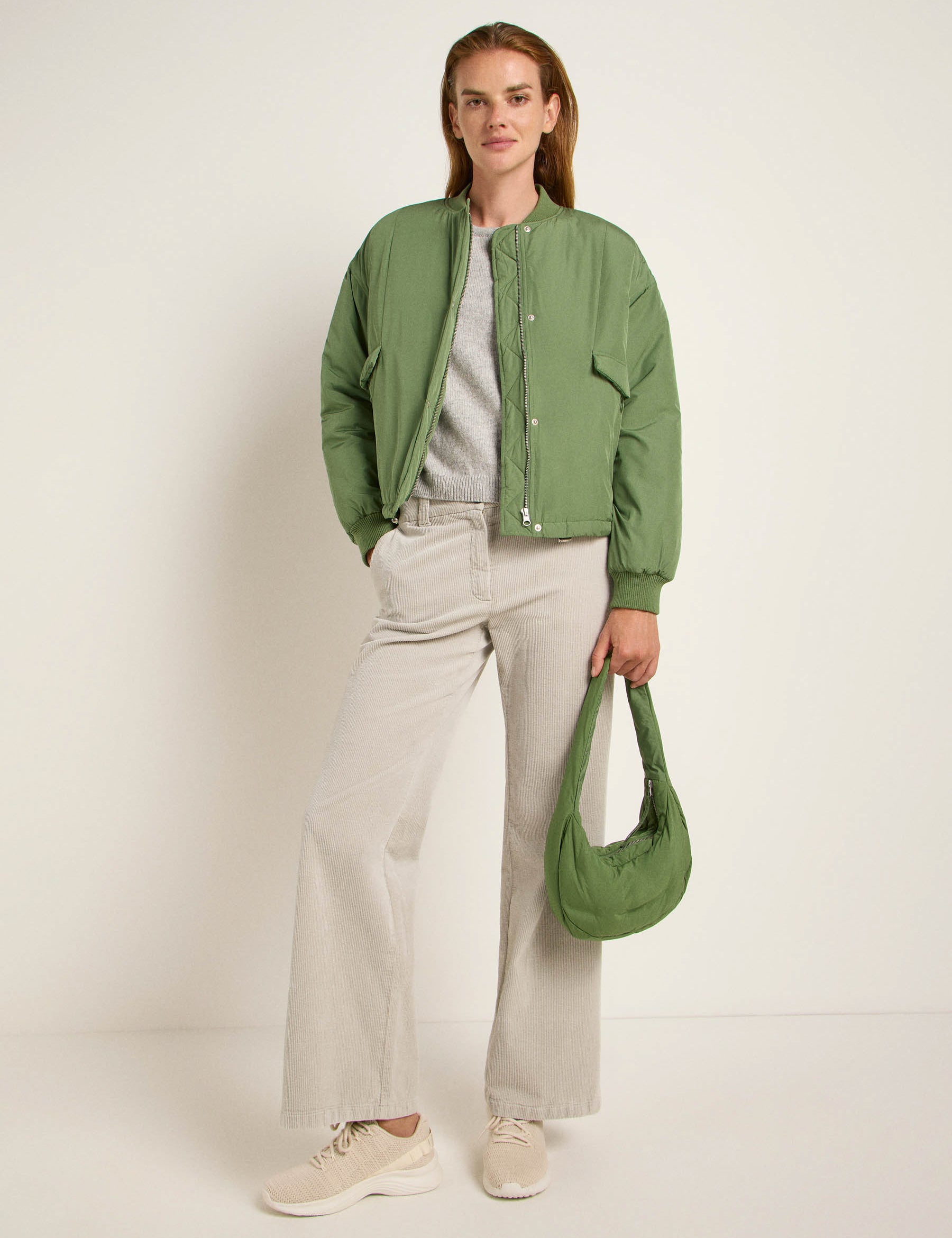 Mann in grüner Jacke und beigen Hosen