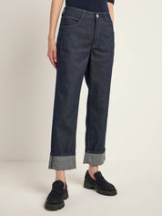 Frau in Jeans mit aufgekrempeltem Saum