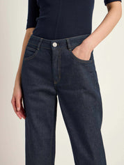Frau in dunkelblauer Jeans und schwarzem Oberteil