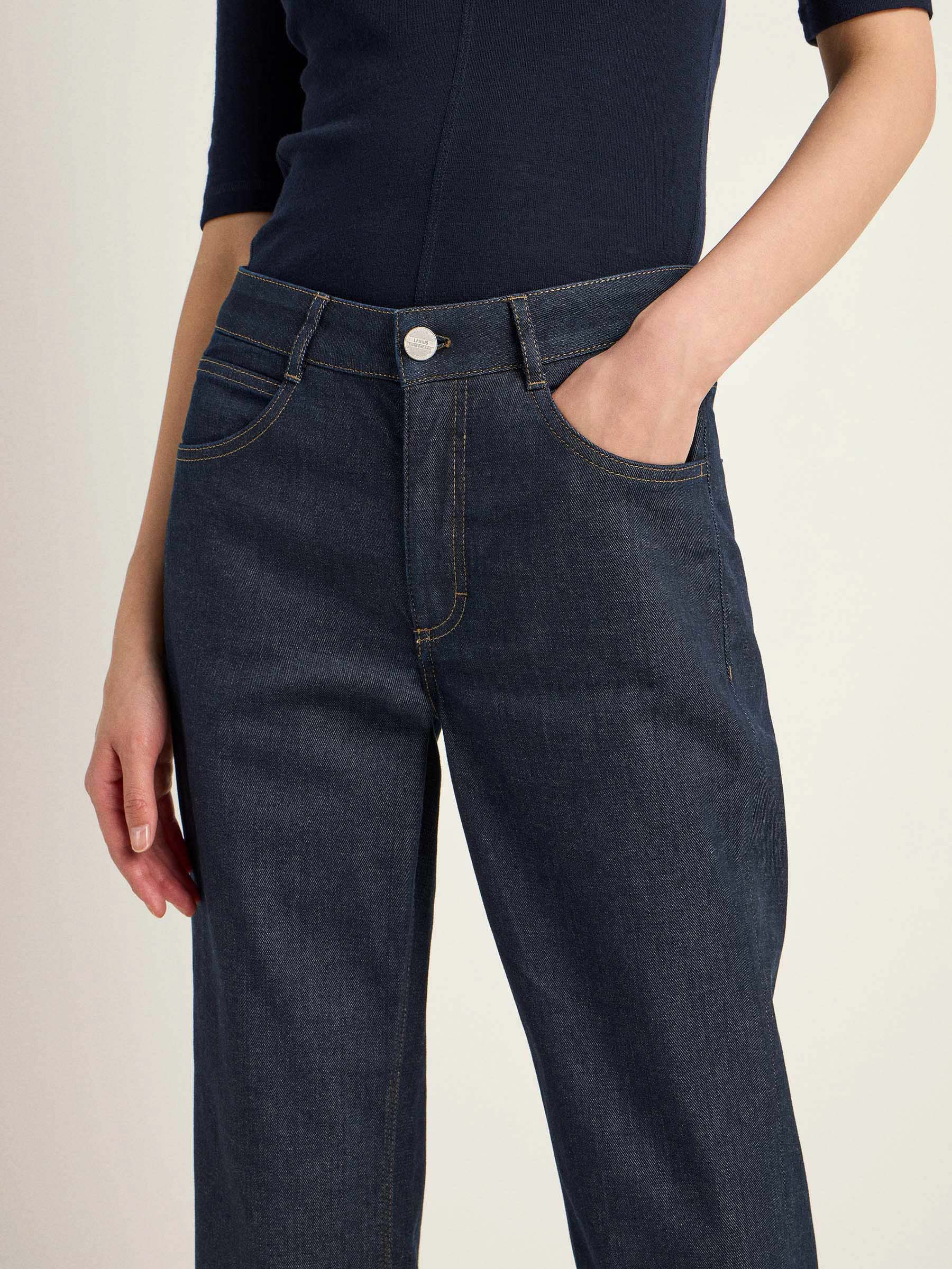 Frau in dunkelblauer Jeans und schwarzem Oberteil