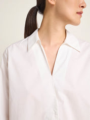 Frau trägt elegante weiße Bluse, Nahaufnahme