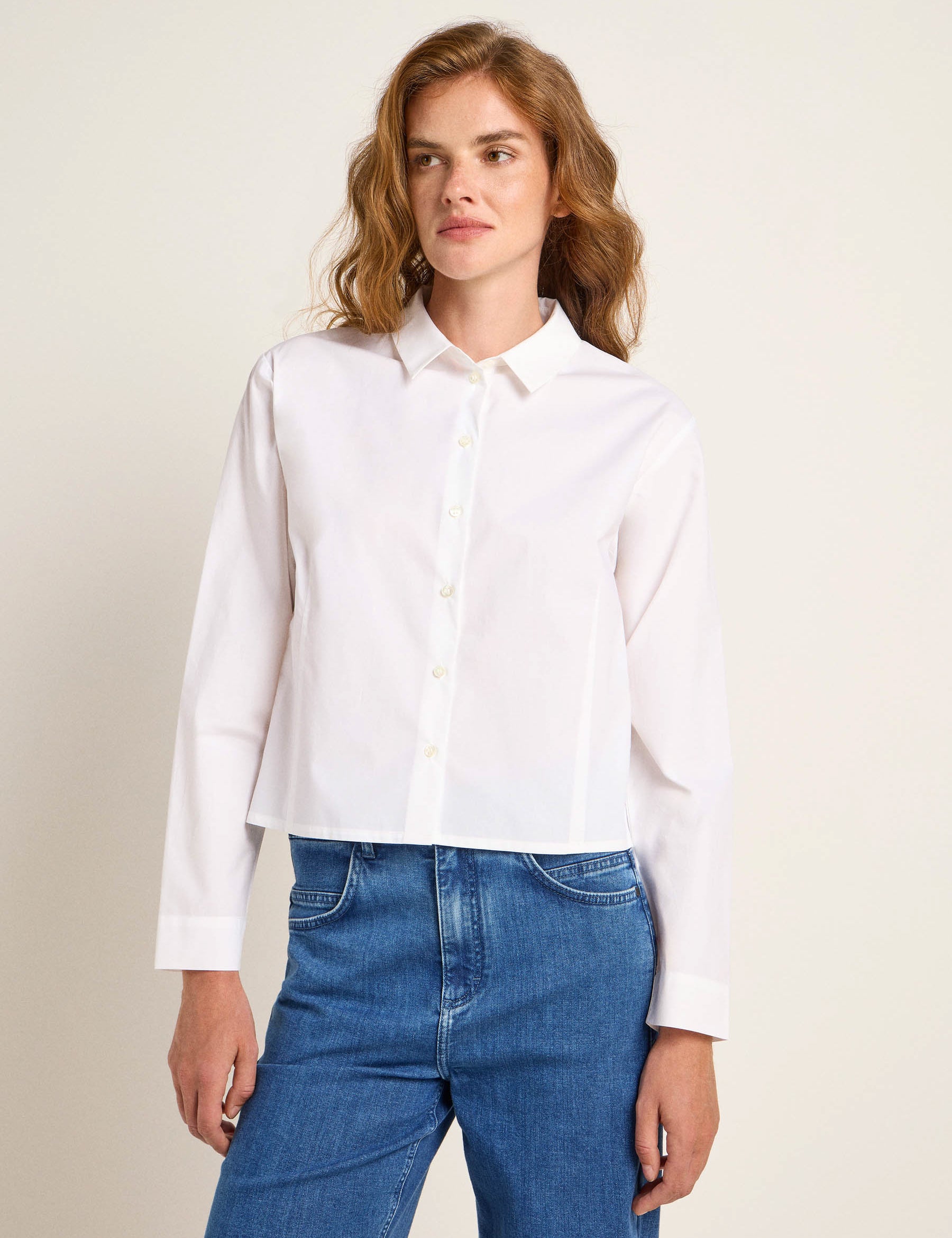 Frau in weißer Bluse und Jeans