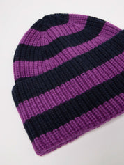 Gestreifte Strickmütze in Lila und Schwarz