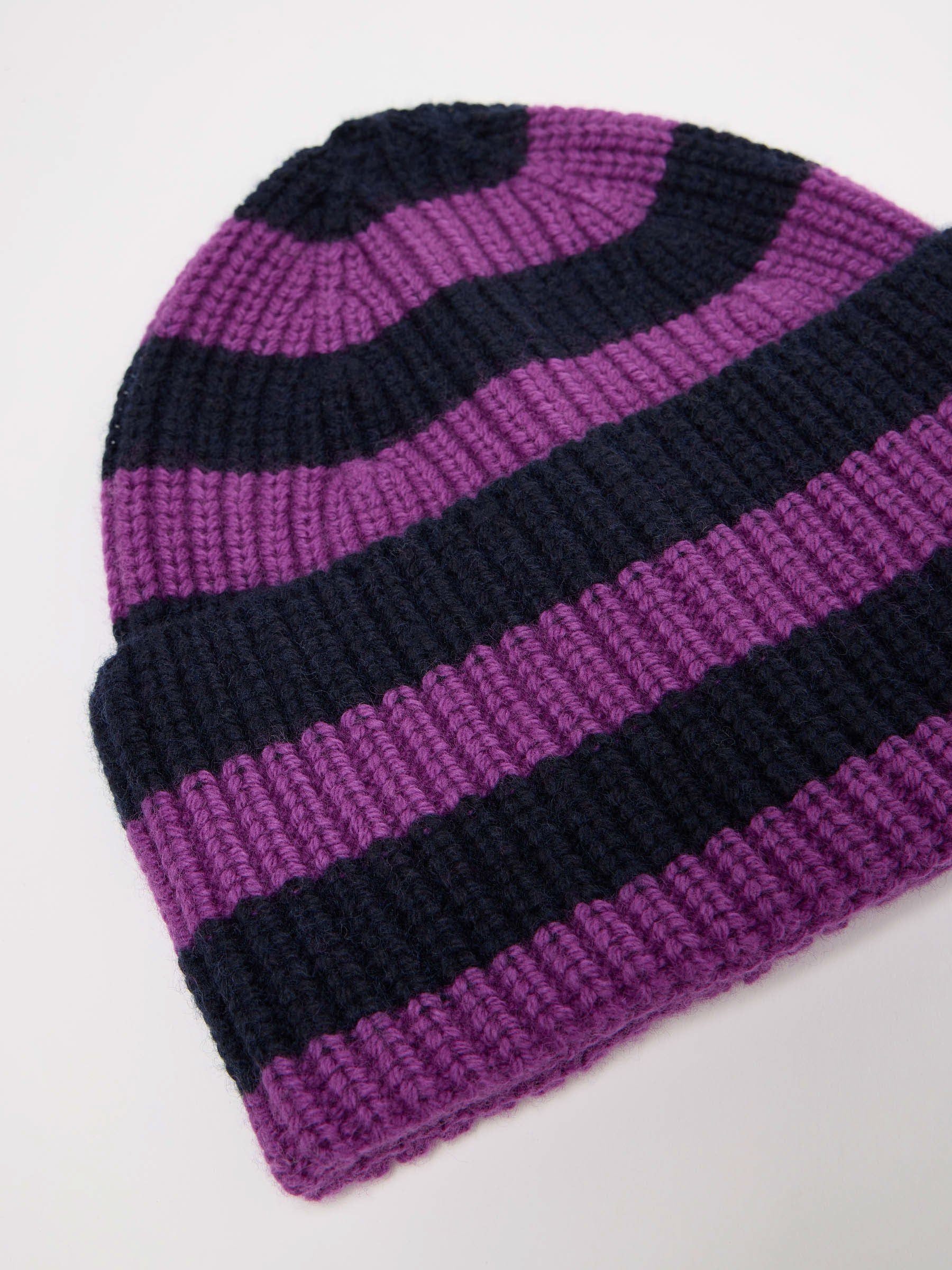 Gestreifte Strickmütze in Lila und Schwarz