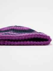 Gefaltete lila gestreifte Strickmütze