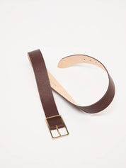 Brauner Ledergürtel mit goldener Schnalle