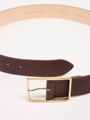 Brauner Ledergürtel mit goldener Schnalle