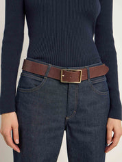Frau mit Jeans und braunem Gürtel
