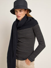 Frau mit Hut, Streifenshirt und Strickschal