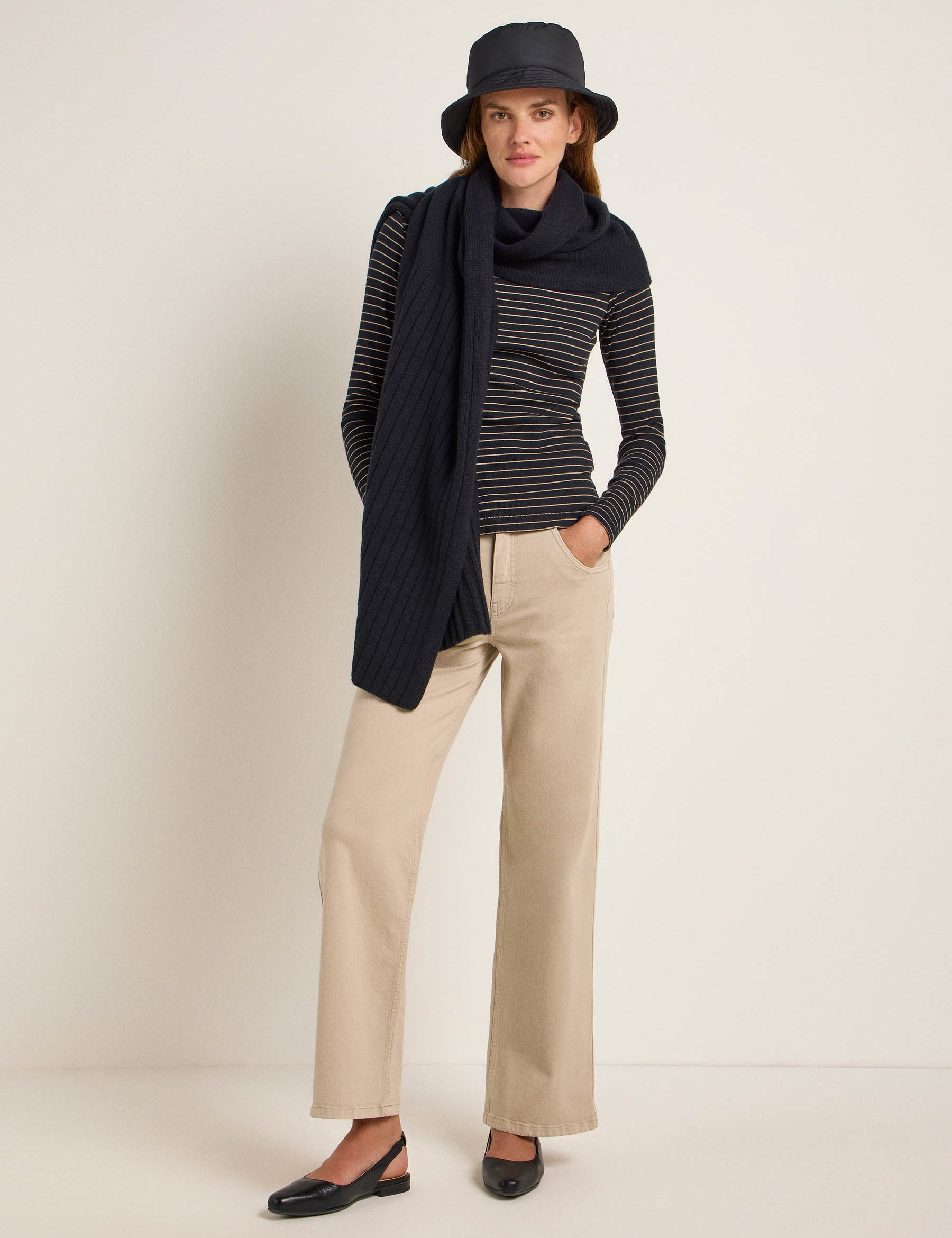 Frau in modischem Outfit mit Hut