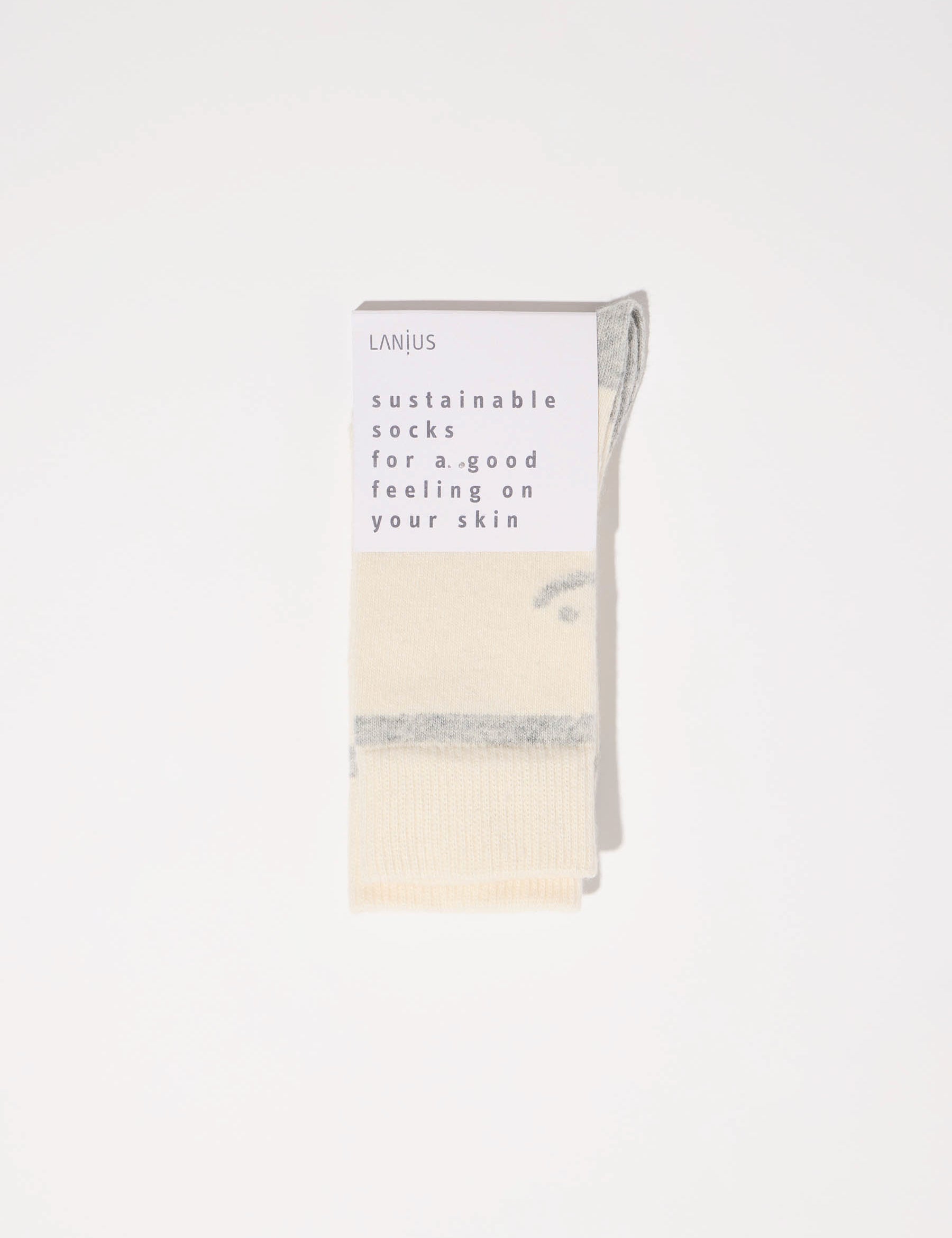 Beige-blaue nachhaltige Socken auf weißem Hintergrund