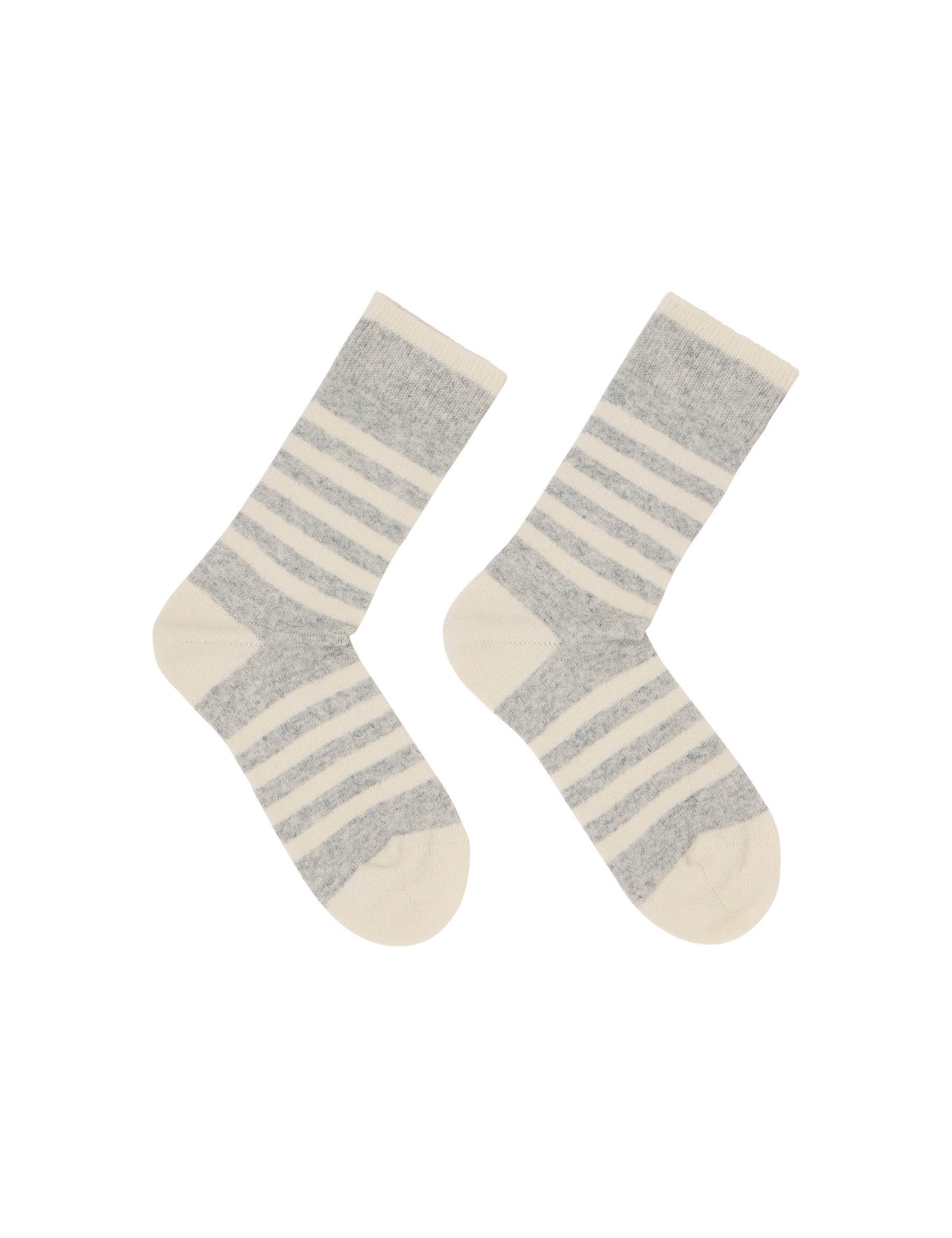 Zwei gestreifte graue Socken