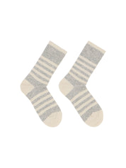 Zwei gestreifte graue Socken