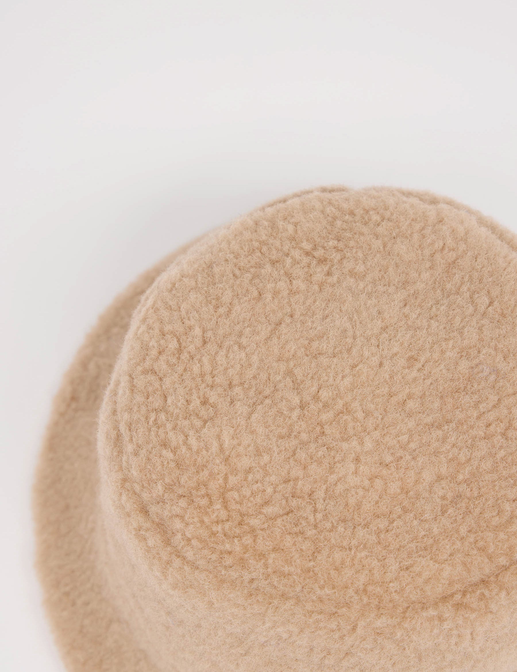 Nahaufnahme einer beige Filzmütze