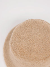 Nahaufnahme einer beige Filzmütze
