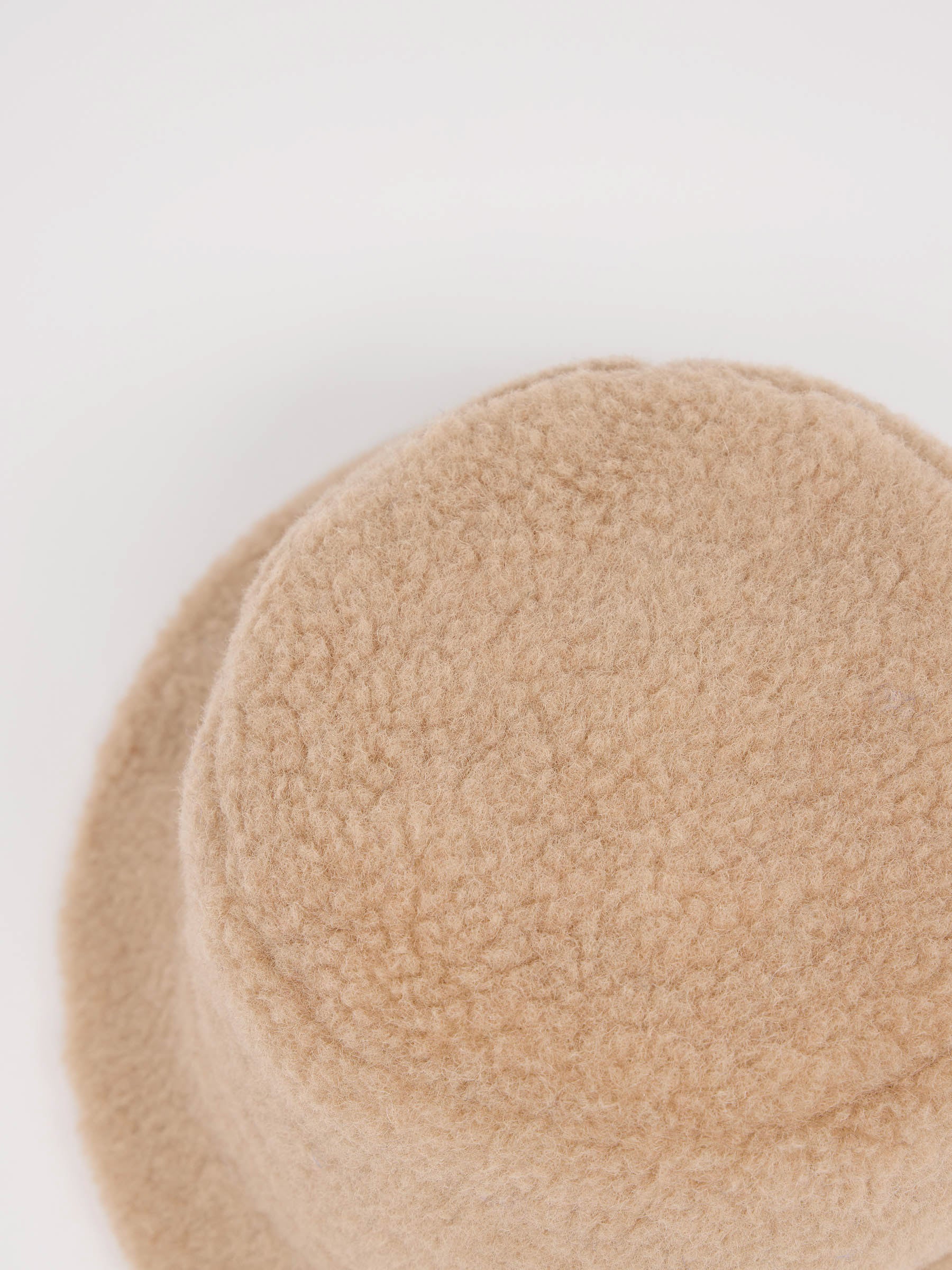 Nahaufnahme einer beige Filzmütze