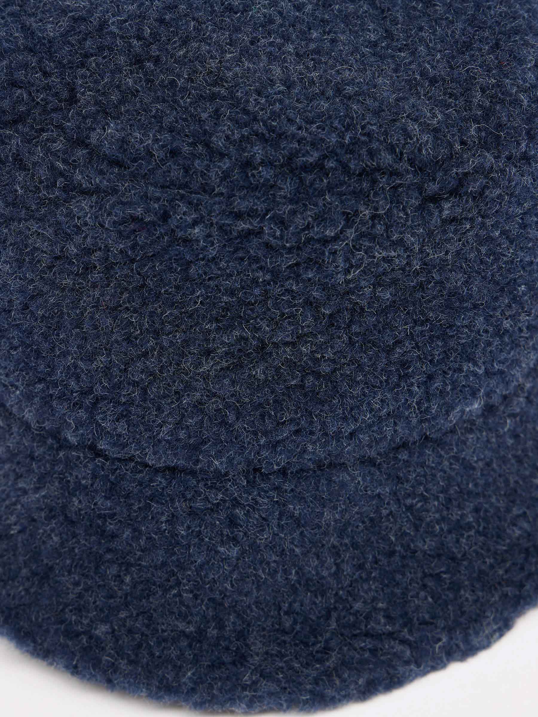 Nahaufnahme einer dunkelblauen Wollmütze