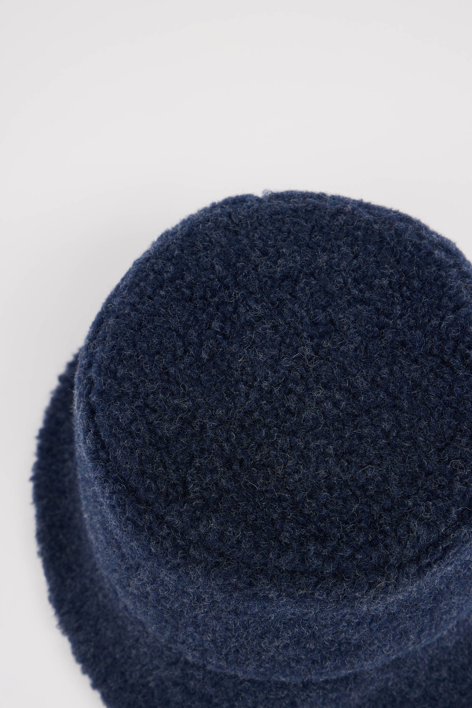 Nahaufnahme einer dunkelblauen Wollmütze