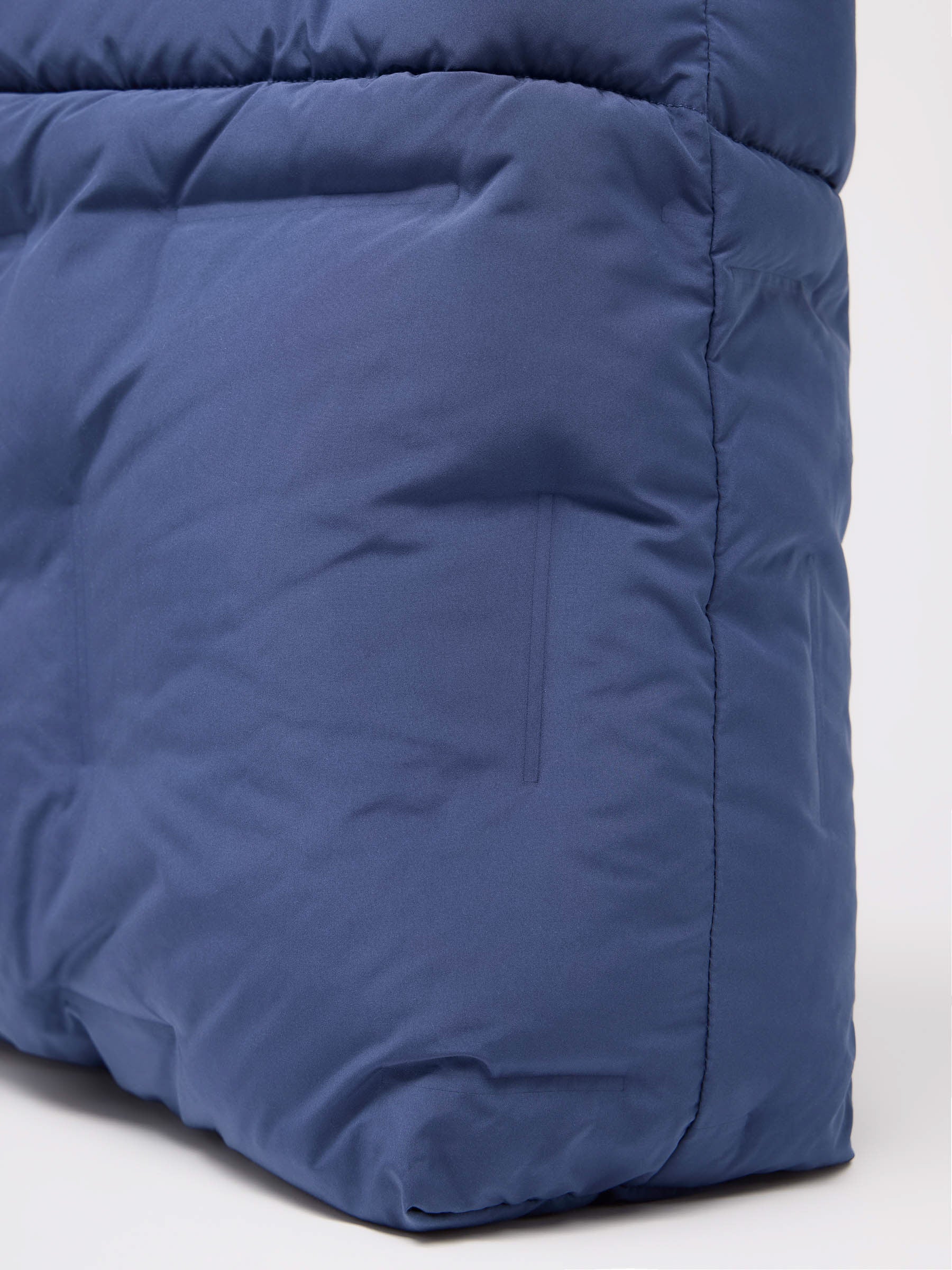 Nahaufnahme einer blauen Steppjacke