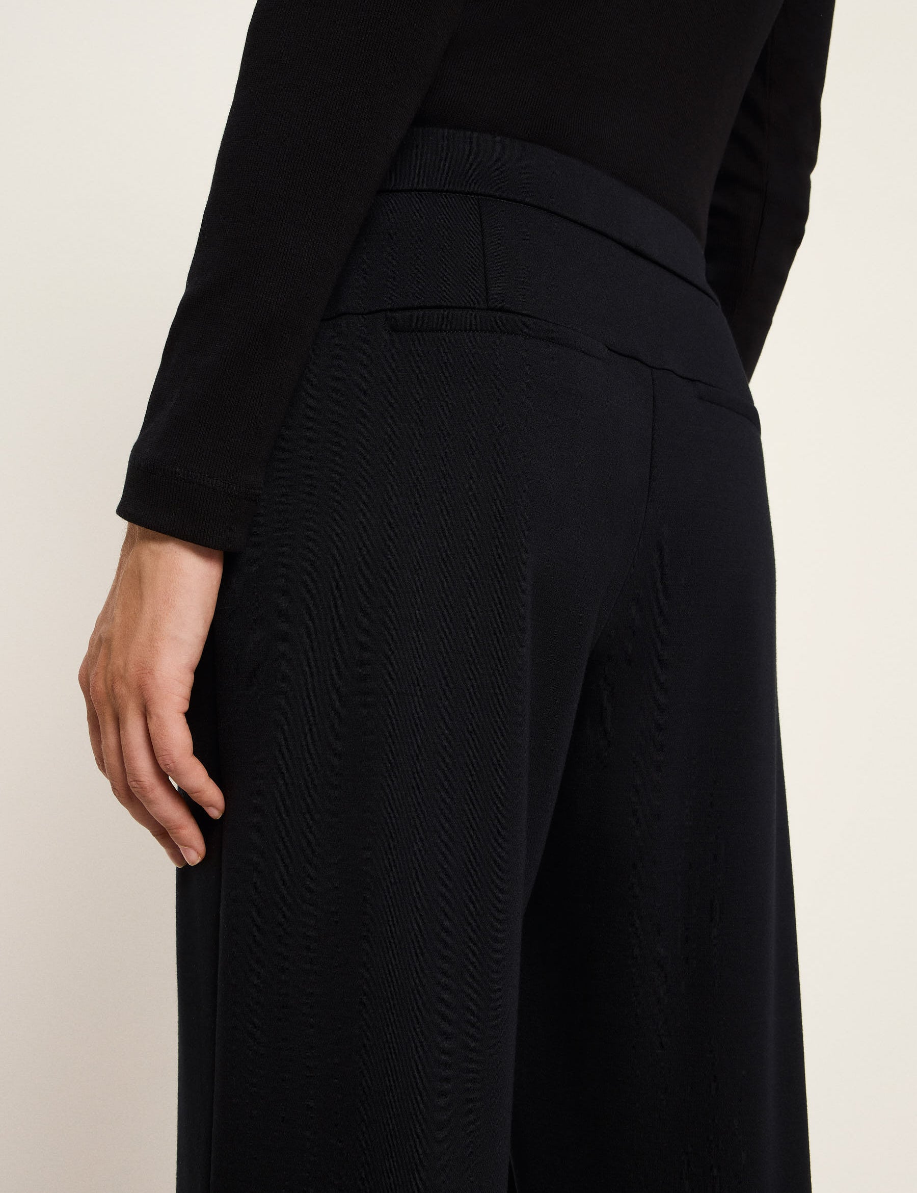 LANIUS_225_13323-00-199-black-34_Hose-mit-geradem-Bein_05.jpg
