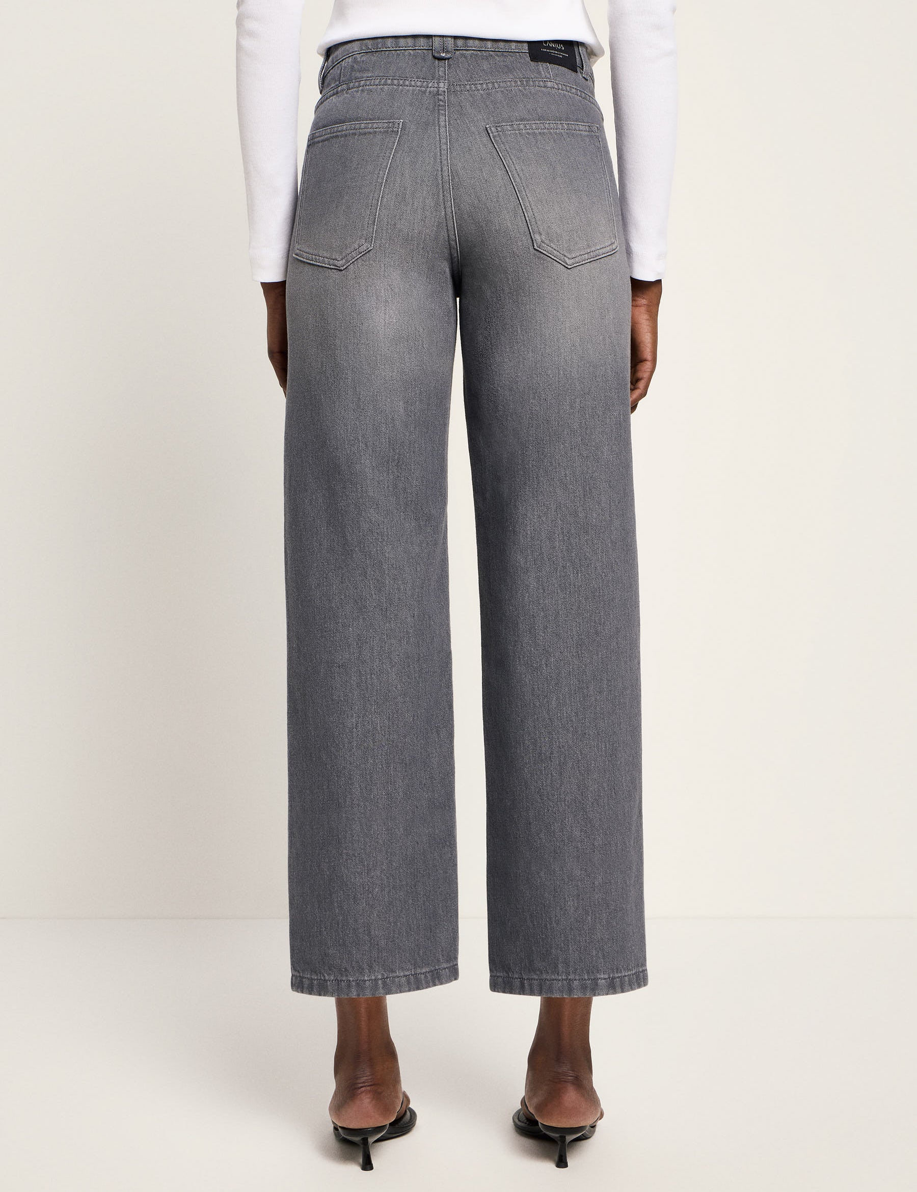 LANIUS_225_14359-00-175-dark-grey-denim-34_Relaxed-Jeans_06.jpg