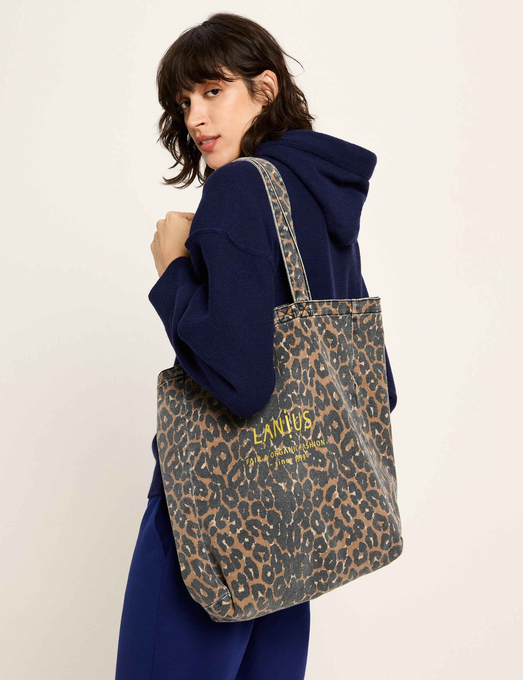 LANIUS_225_14481-00-827-print-leo-0_Tasche-Print-Leo_05_d79bcaa0-94ad-4aa9-bd75-c9912e52942a.jpg