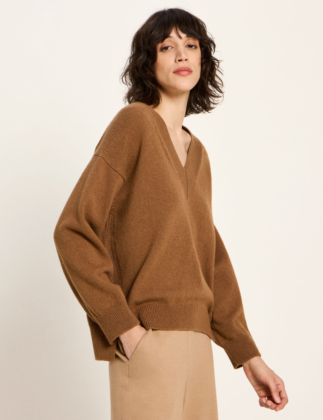 LANIUS_225_14488-00-281-brown-34_Pullover-mit-V-Ausschnitt_02.jpg