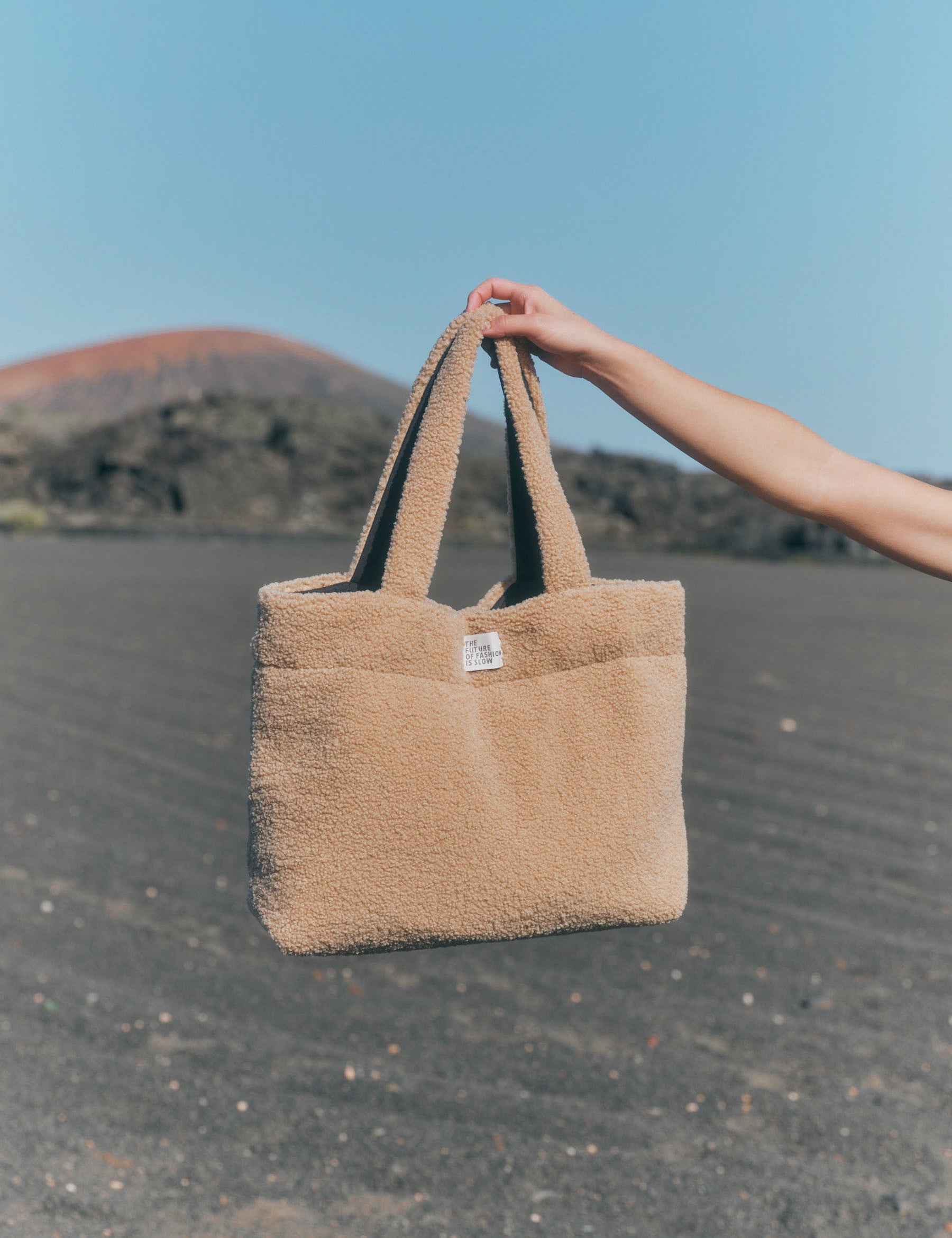 LANIUS_225_14492-00-122-cinnamon-0_Wattierte-Teddy-Tasche_04.jpg