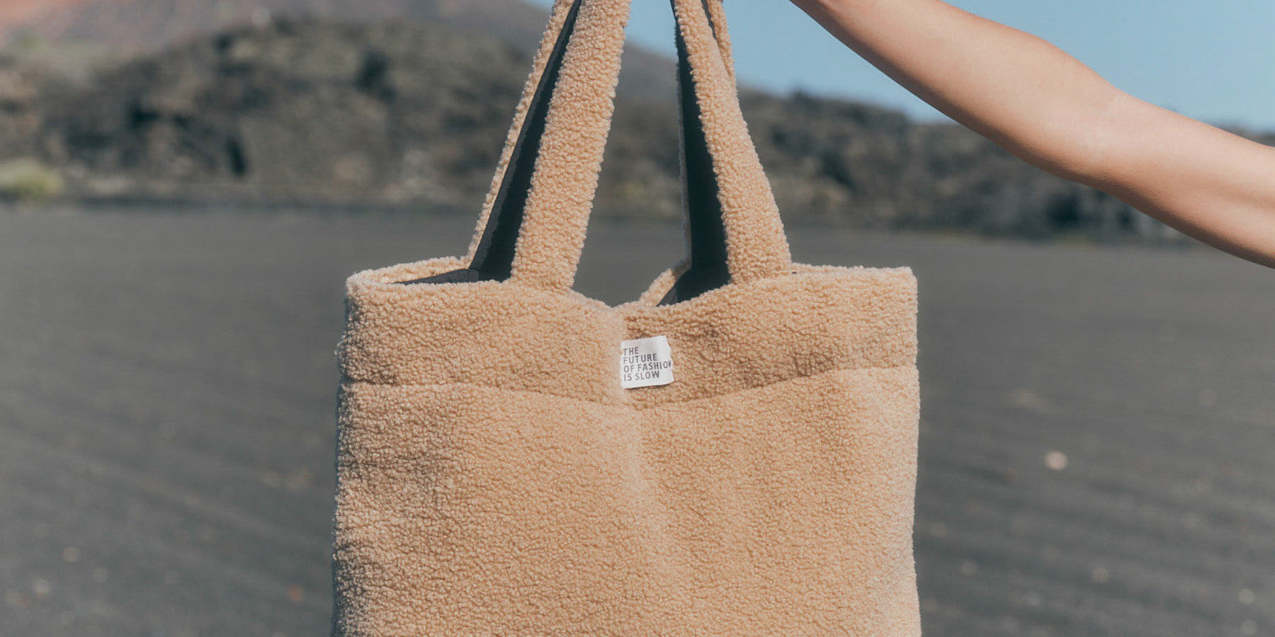 LANIUS_225_14492-00-122-cinnamon-0_Wattierte-Teddy-Tasche_04.jpg