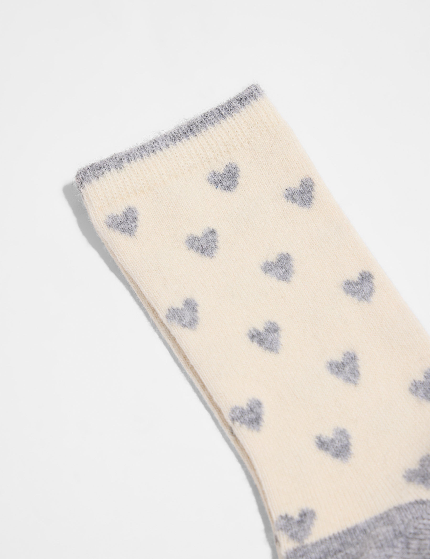 LANIUS_225_14526-00-101-off-white-35-38_Socken-mit-Herzen_04_d84e9b98-848d-4cd4-a5a1-0586a154410b.jpg