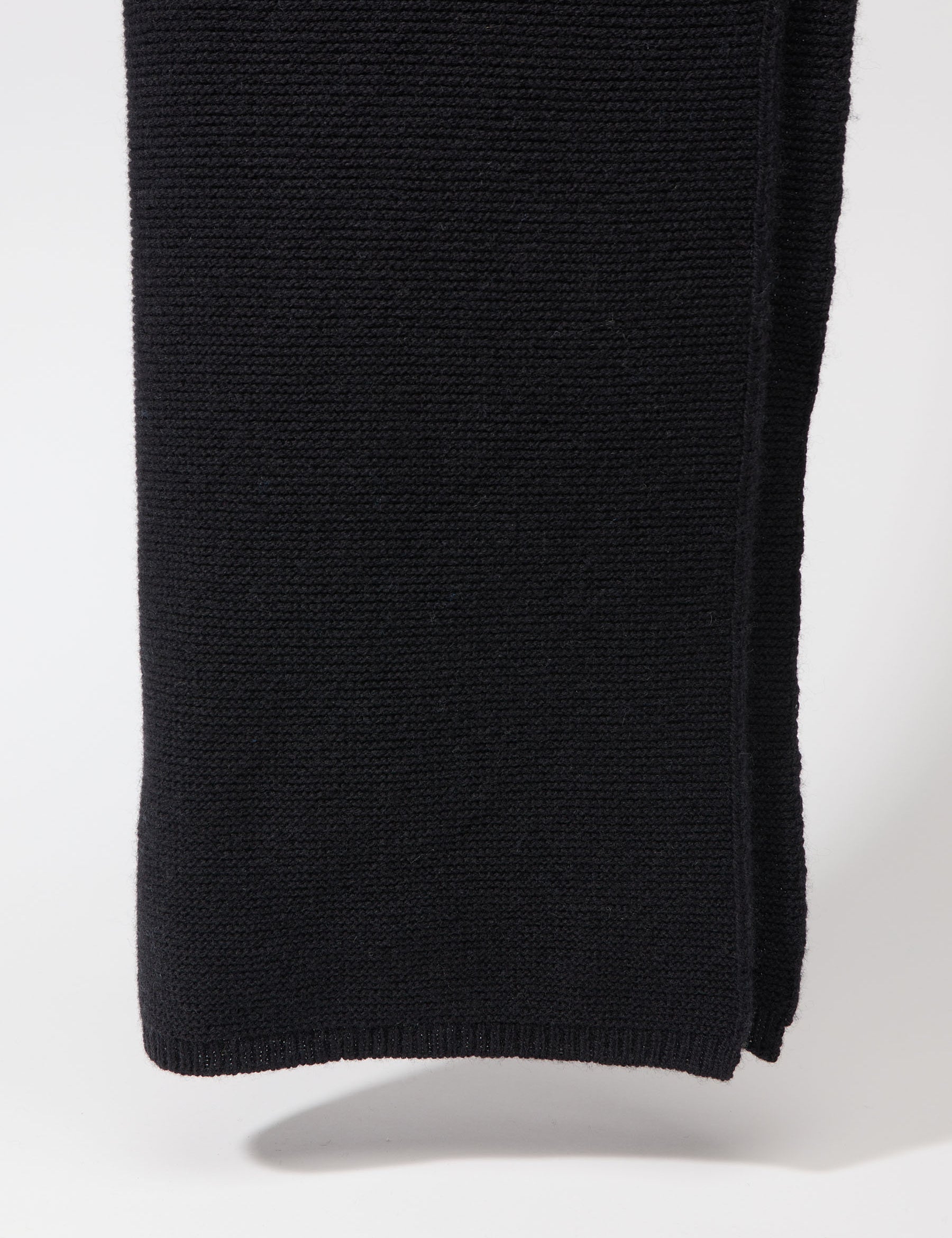 LANIUS_AW23_13705-199-black-0_Schal_02-2.jpg