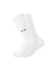 Weiße Socken mit Herzen in Regenbogenfarben.
