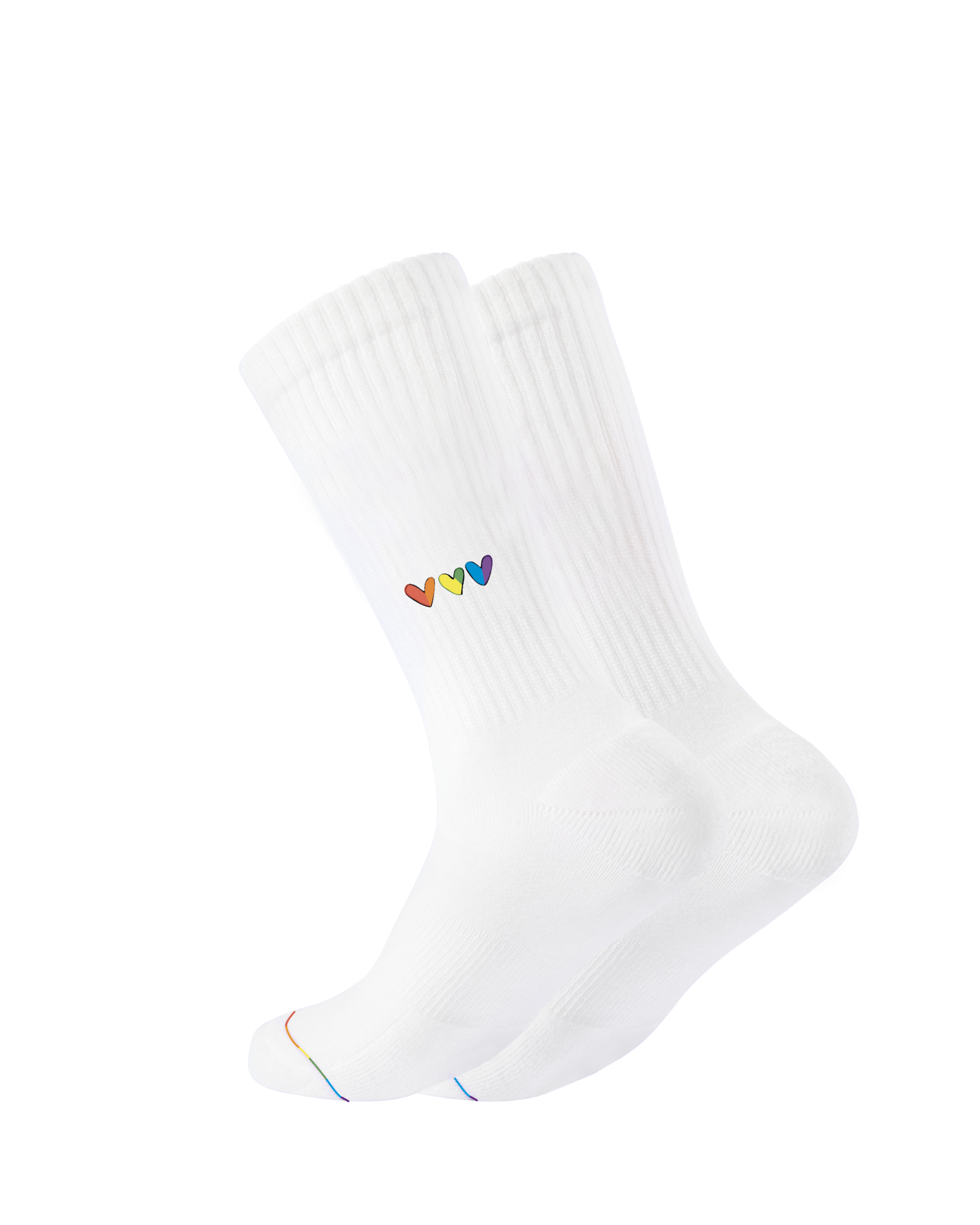 Weiße Socken mit Herzen in Regenbogenfarben.