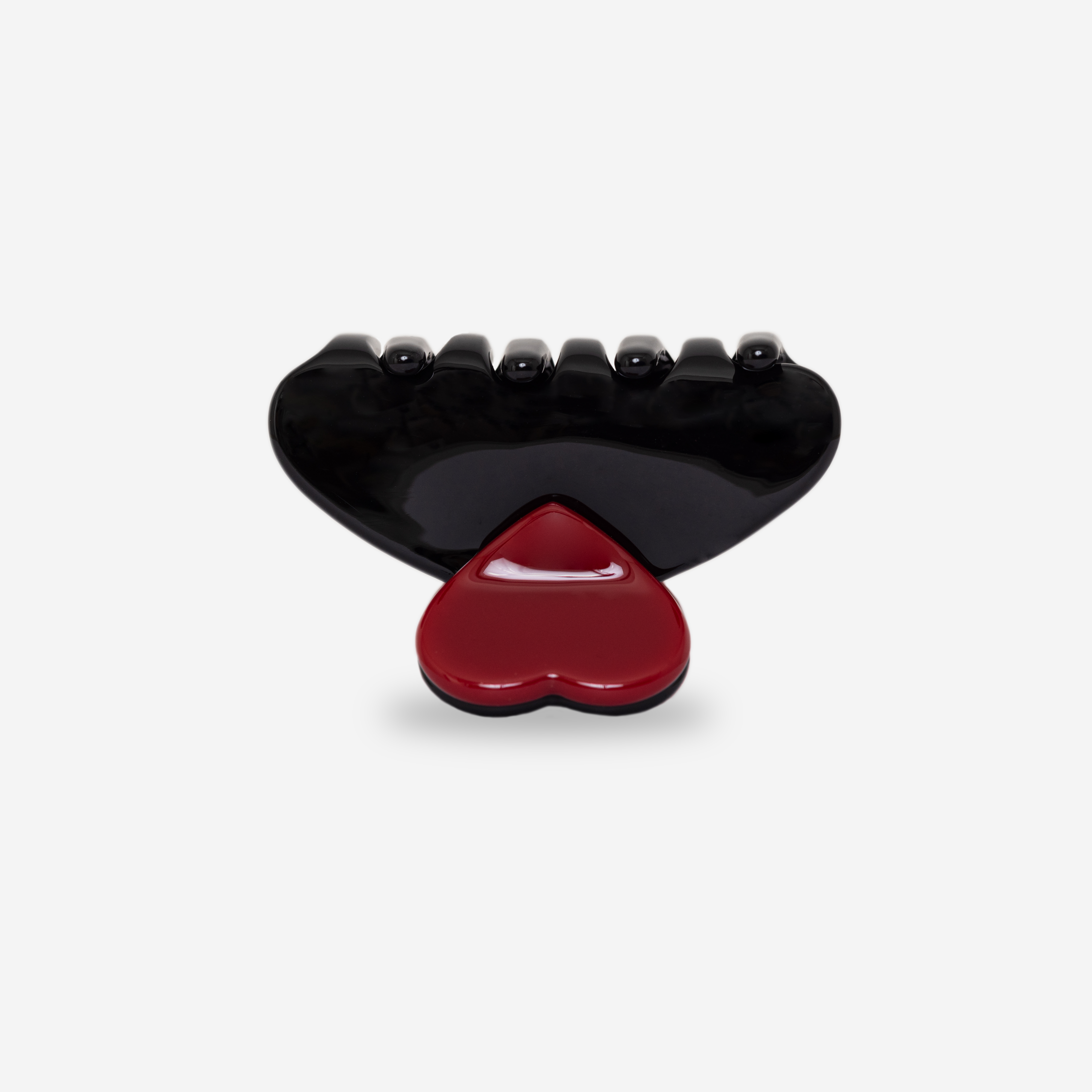 Schwarzes Maul mit rotem Tropfen