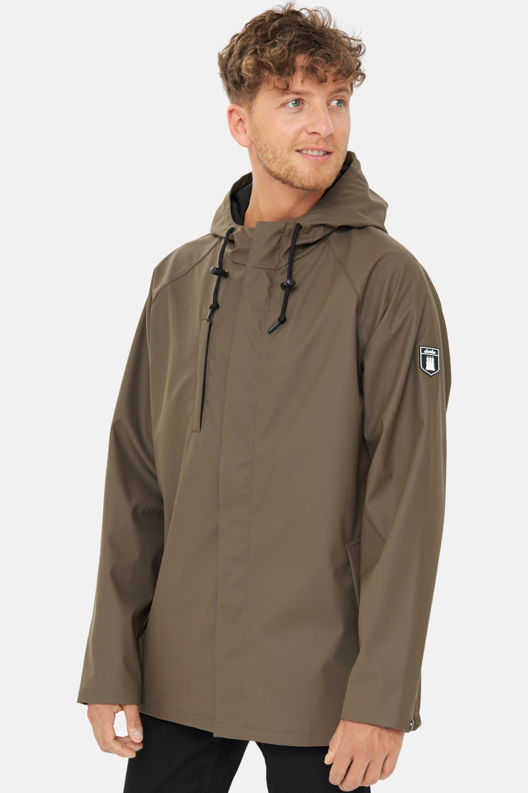 Mann in olivgrüner Regenjacke mit Kapuze