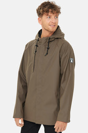 Mann in olivgrüner Regenjacke mit Kapuze