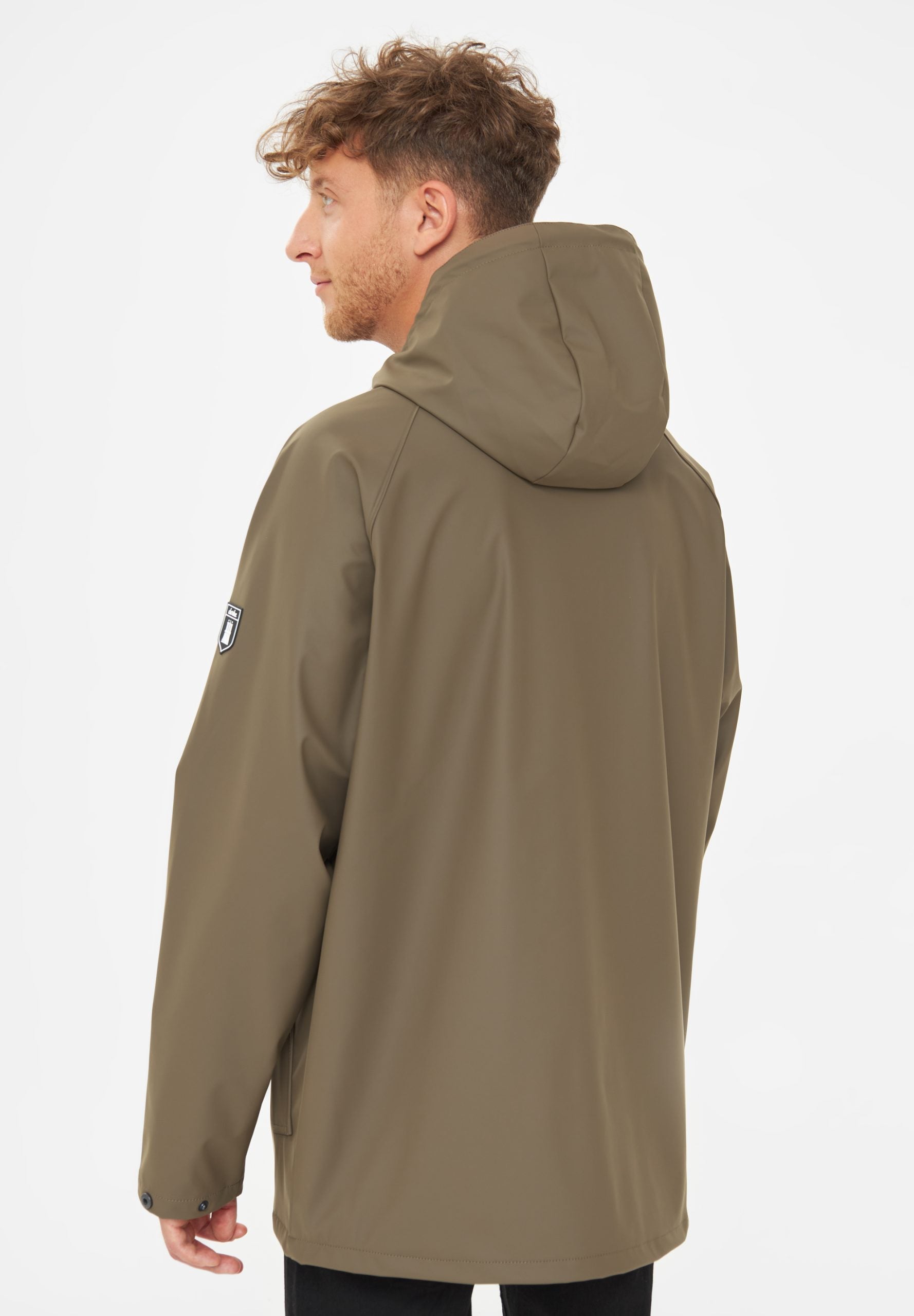 Mann trägt olivgrüne Jacke mit Kapuze