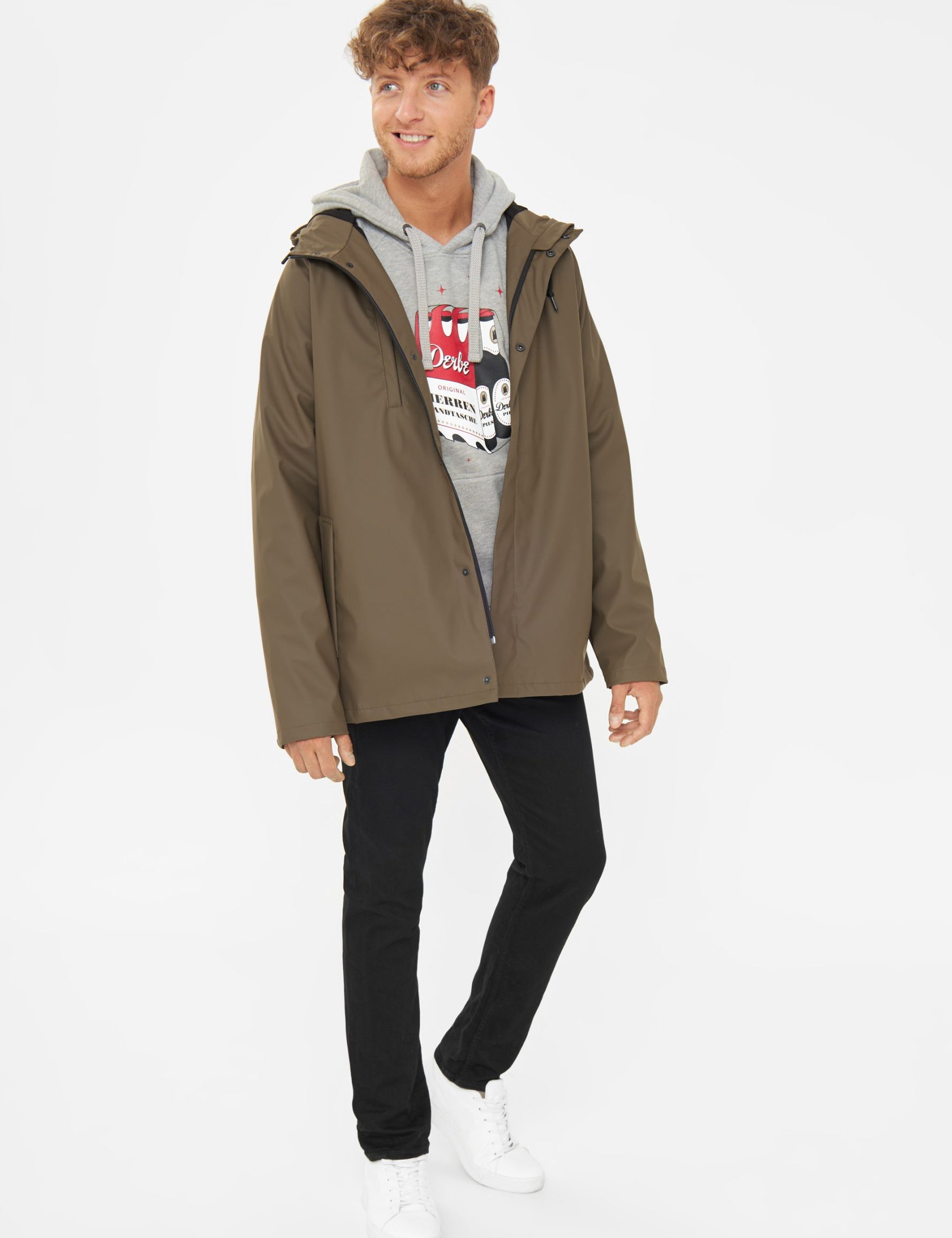 Mann in olivgrüner Jacke und grauem Kapuzenpullover