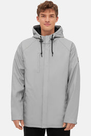 Mann in grauer Outdoorjacke mit Kapuze