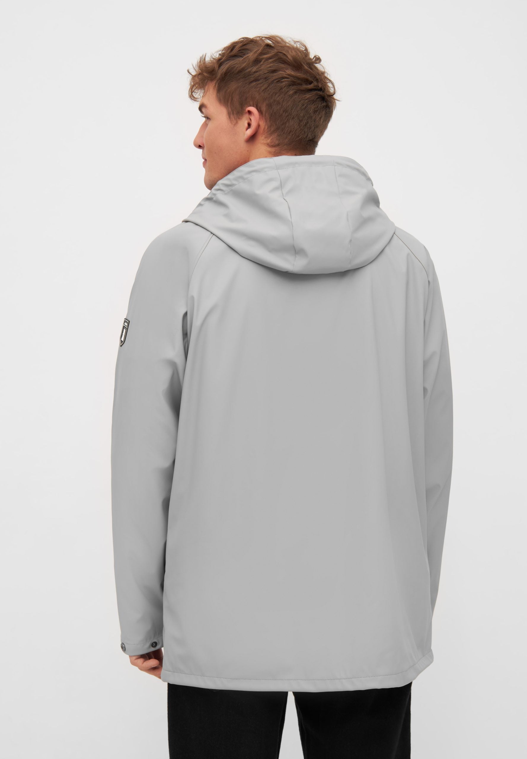 Mann trägt moderne graue Kapuzenjacke